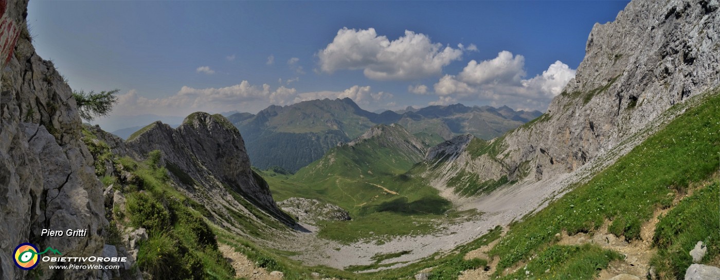 57 Dalla Bocchetta di Corna Piana (2078 m) sul sent. 218 per Passo Branchino  lunga discesa su ghiaioni  .jpg